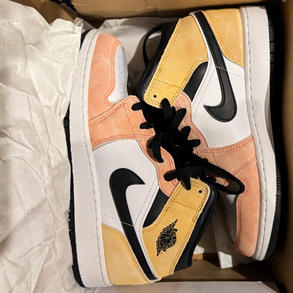 Nike Hi top Women Size 7.5 or Youth 6. NIB - Picture 1 of 4